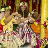 Kate Middleton en pleine danse traditionnelle (fatele) à Tuvalu le 18 septembre 2012, dernière escale de leur tournée dans le Pacifique dans le cadre du jubilé de diamant de la reine Elizabeth II.