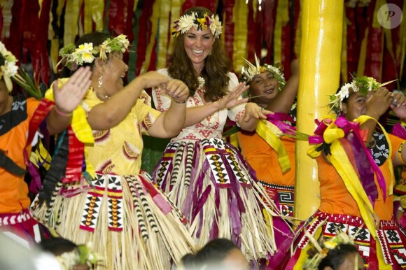 Kate Middleton en pleine danse traditionnelle (fatele) à Tuvalu le 18 septembre 2012, dernière escale de leur tournée dans le Pacifique dans le cadre du jubilé de diamant de la reine Elizabeth II.