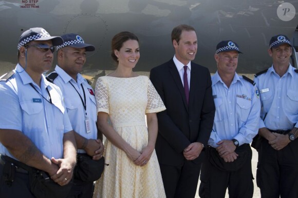 Kate Middleton et le prince William à l'aéroport de Funafuti, en visite officielle à Tuvalu le 18 septembre 2012, dernière escale de leur tournée dans le Pacifique dans le cadre du jubilé de diamant de la reine Elizabeth II.