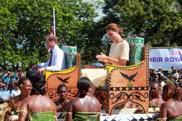 Kate Middleton et le prince William lors de leur visite officielle à Tuvalu le 18 septembre 2012, dernière escale de leur tournée dans le Pacifique dans le cadre du jubilé de diamant de la reine Elizabeth II.