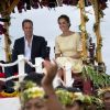 Le duc et la duchesse de Cambridge accueillis à Tuvalu le 18 septembre 2012, portés de leur avion à la salle de réception tribale de Funafati.