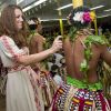 Kate Middleton parfumant un danseur à Tuvalu le 18 septembre 2012, un geste symbolique lors de la cérémonie de bienvenue en son honneur et celui du prince William.
