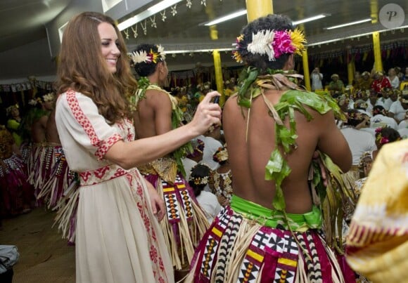 Kate Middleton parfumant un danseur à Tuvalu le 18 septembre 2012, un geste symbolique lors de la cérémonie de bienvenue en son honneur et celui du prince William.