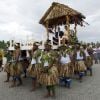 Le duc et la duchesse de Cambridge accueillis à Tuvalu le 18 septembre 2012, portés de leur avion à la salle de réception tribale de Funafati.