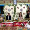 Le prince William et Kate Middleton lors du banquet en leur honneur à Tuvalu le 18 septembre 2012, portés de leur avion à la salle de réception tribale de Funafati.