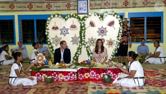 Le prince William et Kate Middleton lors du banquet en leur honneur à Tuvalu le 18 septembre 2012, portés de leur avion à la salle de réception tribale de Funafati.