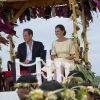 Le duc et la duchesse de Cambridge accueillis à Tuvalu le 18 septembre 2012, portés de leur avion à la salle de réception tribale de Funafati.