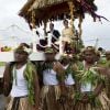 Le duc et la duchesse de Cambridge accueillis à Tuvalu le 18 septembre 2012, portés de leur avion à la salle de réception tribale de Funafati.