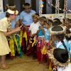 Le prince William et Kate Middleton en visite dans une école primaire à Tuvalu le 18 septembre 2012.