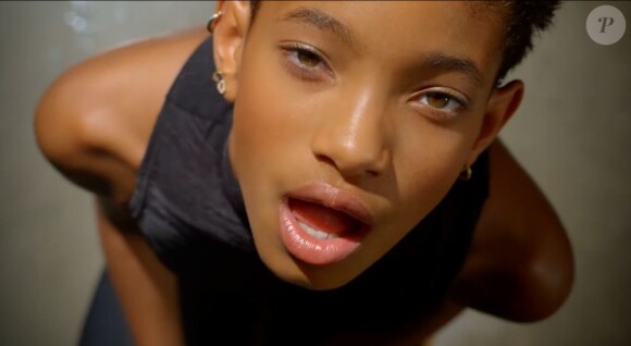 Willow Smith dans son clip, Find You Somewhere - septembre 2012.