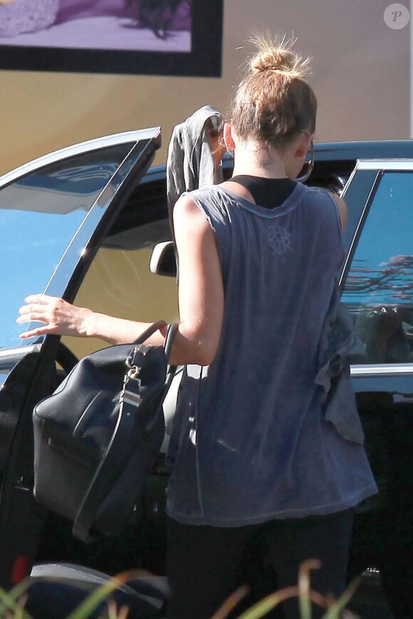 Exclusif - Nicole Richie se cache derrière son foulard Alexander McQueen à sa sortie de la salle de gym. Los Angeles, le 17 septembre 2012.