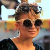 Nicole Richie, détendue durant son interview avec Laura Brown du Harper's Bazaar pour The Look, sort les lunettes de soleil de son sac.