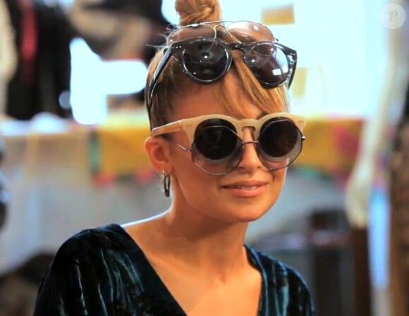 Nicole Richie, détendue durant son interview avec Laura Brown du Harper's Bazaar pour The Look, sort les lunettes de soleil de son sac.