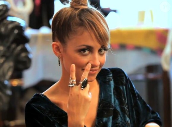 Nicole Richie fait un Deuces à la caméra durant son interview avec Laura Brown du Harper's Bazaar pour The Look.