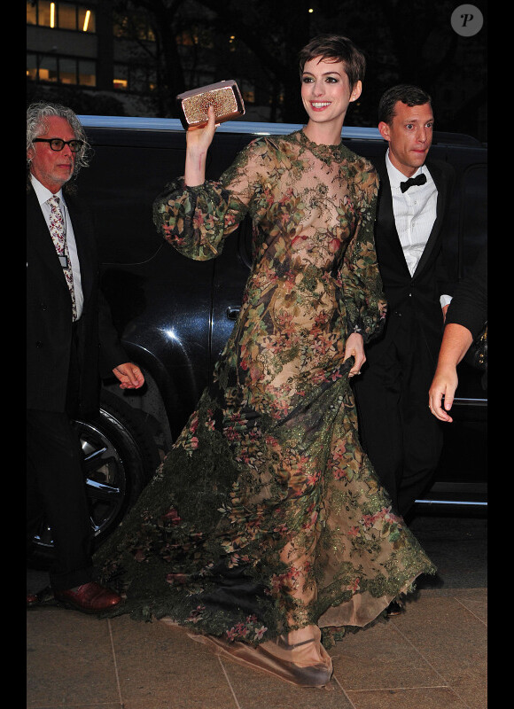 Anne Hathaway lors du New York City Ballet Gala célébrant le créateur de mode Valentino le 20 septembre 2012