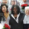 Whoopi Goldberg, Kania et la troupe sur scène à la générale de Sister Act, la comédie musicale au Théâtre Mogador, à Paris, le 20 septembre 2012.