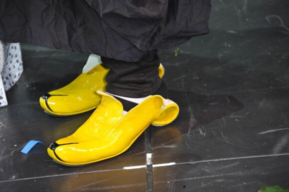 Les chaussures banane que portait Whoopi Goldberg à la générale de Sister Act, la comédie musicale au Théâtre Mogador, à Paris, le 20 septembre 2012.