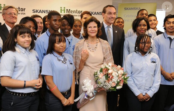 La reine Silvia a rencontré des étudiants du projet Skanska USA supervisé par la Mentor Foundation USA, à Washington le 20 septembre 2012.