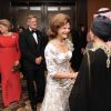 La reine Silvia salue la princesse Sara bint Talal lors de la soirée de gala de la Mentor Foundation USA à Washington le 20 septembre 2012.