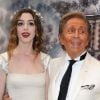 Anne Hathaway et Valentino à Paris, le 6 juillet 2011.