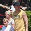Ryan Phillippe et ses enfants Ava et Deacon à Los Angeles, le 9 août 2012.