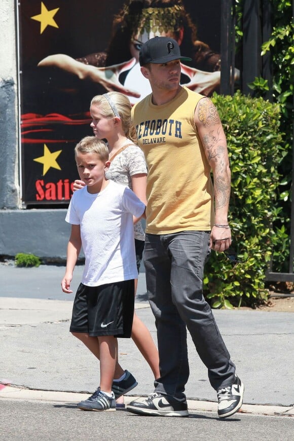 Ryan Phillippe et ses enfants Ava et Deacon à Los Angeles, le 9 août 2012.