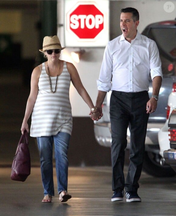 Reese Witherspoon et son époux Jim Toth à Santa Monica, Los Angeles, le 21 septembre 2012.
