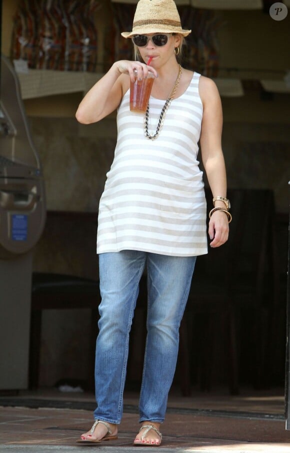 Reese Witherspoon sirote un thé glacé à Santa Monica, Los Angeles, le 21 septembre 2012.