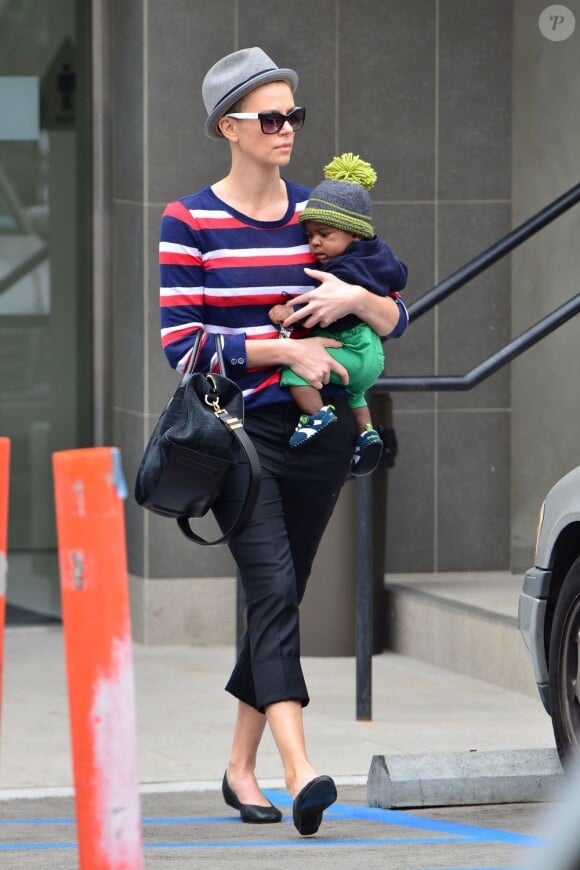Charlize Theron et son fils Jackson à Los Angeles, le 11 juin 2012.