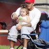 Le footballeur David Beckham regarde ses enfants jouer au football aux côtés de la petite Harper, le samedi 22 septembre à Los Angeles.