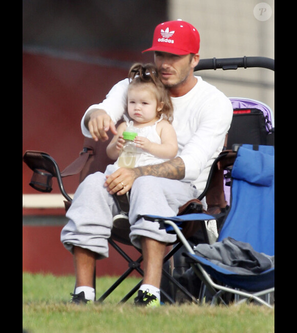 Le footballeur David Beckham regarde ses enfants jouer au football aux côtés de la petite Harper, le samedi 22 septembre à Los Angeles.