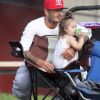 David Beckham regarde ses enfants jouer au football aux côtés de la petite Harper, le samedi 22 septembre à Los Angeles.