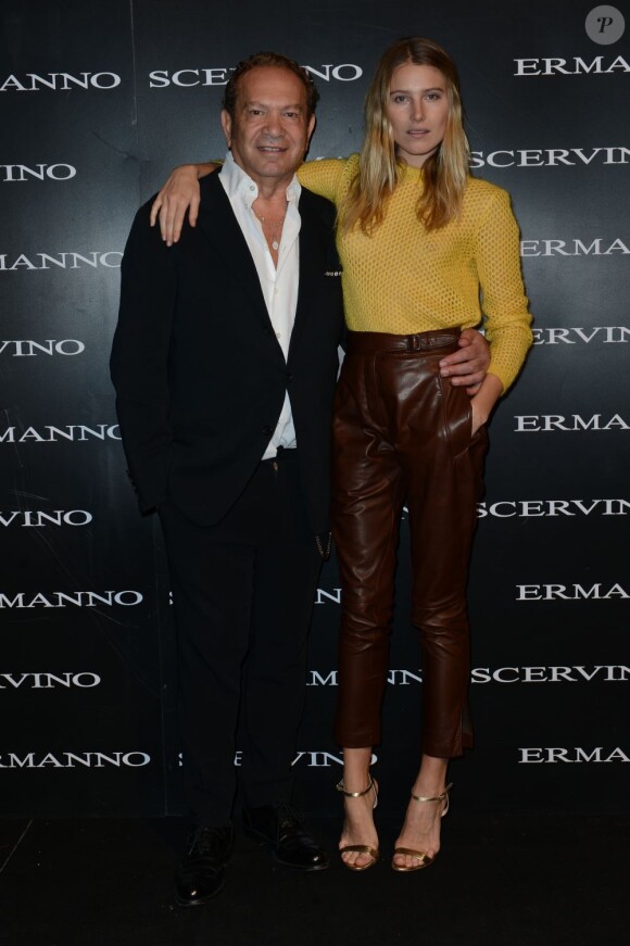 Le créateur Ermanno Scervino et son égérie Dree Hemingway lors du défilé printemps-été 2013 de la marque italienne. Milan, le 20 septembre 2012.