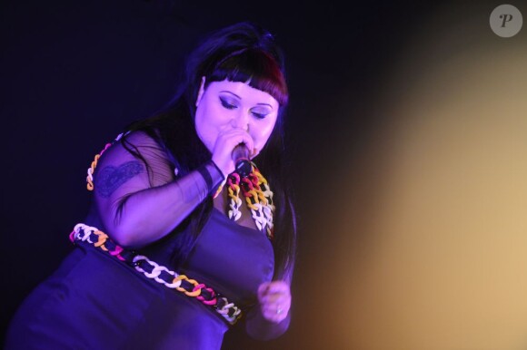 Beth Ditto, chanteuse du groupe Gossip, animait la soirée/présentation printemps-été 2013 de Versus. Milan, le 21 septembre 2012.