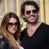 Poppy Montgomery et son compagnon Shawn Sanford découvrent Paris, du château de Versailles en passant par le Marais, le 23 septembre 2012 - C'est très complice que le couple a posé devant le château de Versailles
