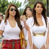 Kim Kardashian et sa grande soeur Kourtney se détendent sur la plage de l'Eden Roc Renaissance et tourne leur émission Keeping Up With The Kardashians. Miami, le 24 septembre 2012.