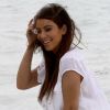 Kim Kardashian, en chemise et body blancs, respire la sérénité sur la plage de l'hôtel Eden Roc Renaissance. Miami Beach, le 24 septembre 2012.