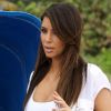 La très sexy Kim Kardashian dévoile ses généreuses courbes dans un body Michael Kors sur la plage de l'hôtel Eden Roc Renaissance. Miami Beach, le 24 septembre 2012.