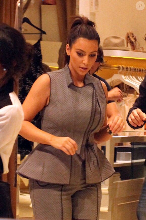 Kim Kardashian en pleine séance shopping à Miami, le 24 septembre 2012.