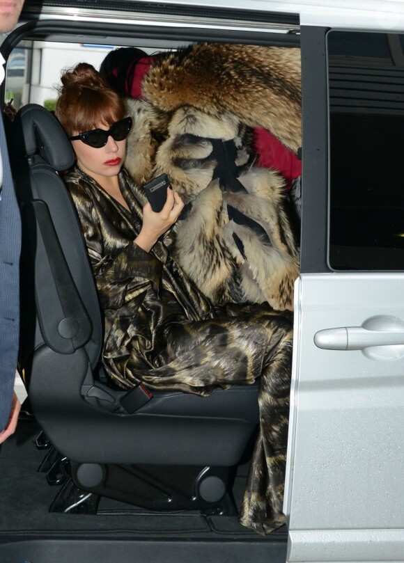 La chanteuse Lady Gaga arrive à l'aéroport du Bourget, près de Paris, le 24 septembre 2012.