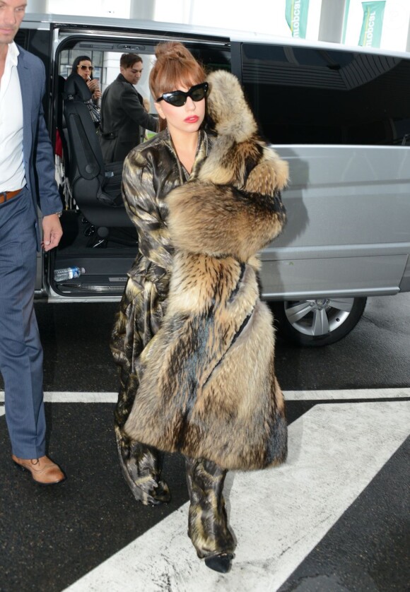 Lady Gaga arrive à l'aéroport du Bourget, près de Paris, le 24 septembre 2012.