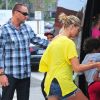 Martin Kirsten a encore ses gestes de garde du corps pour sa nouvelle compagne Heidi Klum et ses enfants, remontant dans leur van en quittant le parc Chuck E. Cheese. Los Angeles, le 22 septembre 2012.