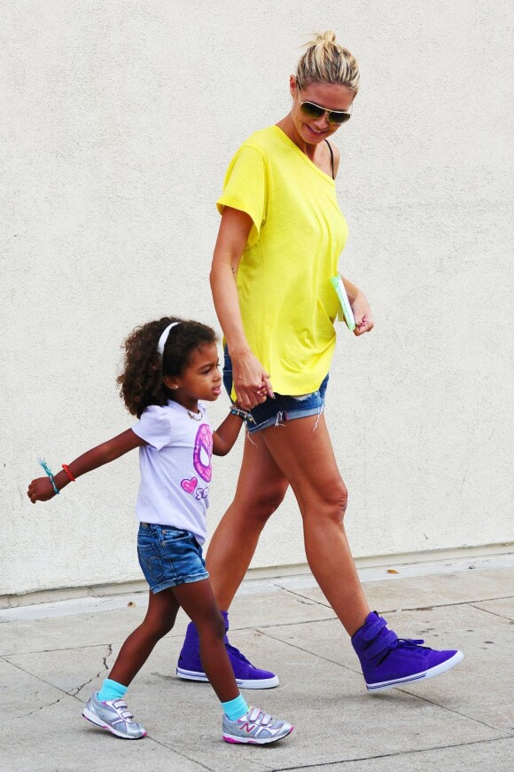 Heidi Klum, souriante avec sa fille Lou à Los Angeles. Le 22 septembre 2012.