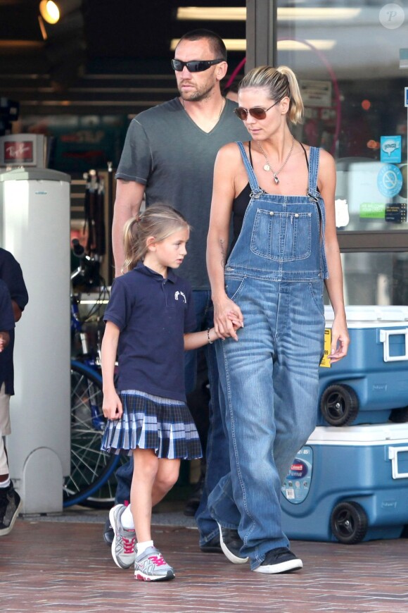 Martin Kirsten, Heidi Klum et sa fille Leni quittent le magasin Big 5 à Los Angeles. Le 24 septembre 2012.