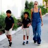Heidi Klum, habillée d'une salopette Lee et de baskets Supra, surprise avec ses deux garçons Henry et Johan en se rendant au magasin de sport Big 5. Los Angeles, le 24 septembre 2012.