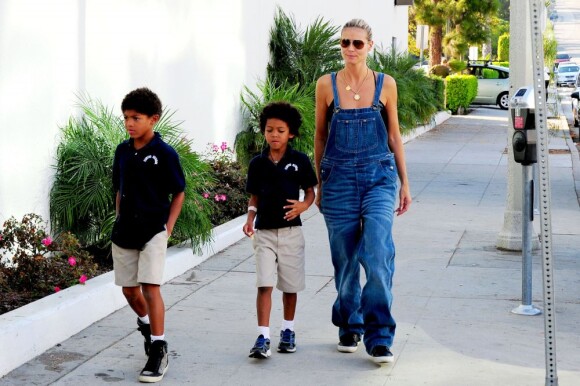Heidi Klum, habillée d'une salopette Lee et de baskets Supra, surprise avec ses deux garçons Henry et Johan en se rendant au magasin de sport Big 5. Los Angeles, le 24 septembre 2012.