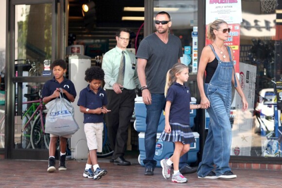 Heidi Klum quitte le magasin Big 5 avec sa fille Leni, ses deux fils Henry et Johan et son compagnon/garde du corps Martin Kirsten. Los Angeles, le 24 septembre 2012.