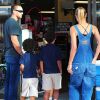 Martin Kirsten, Heidi Klum et ses deux garçons Henry et Johan arrivent au magasin Big 5. Los Angeles, le 24 septembre 2012.