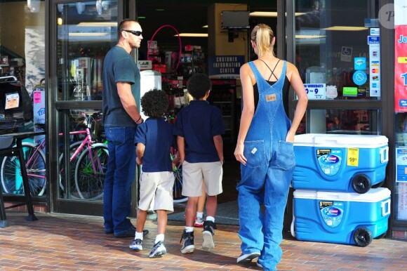 Martin Kirsten, Heidi Klum et ses deux garçons Henry et Johan arrivent au magasin Big 5. Los Angeles, le 24 septembre 2012.