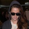 Kristen Stewart affiche un petit sourire satisfait à son arrivée à l'aéroport Roissy Charles de Gaulle. Le 26 septembre 2012.